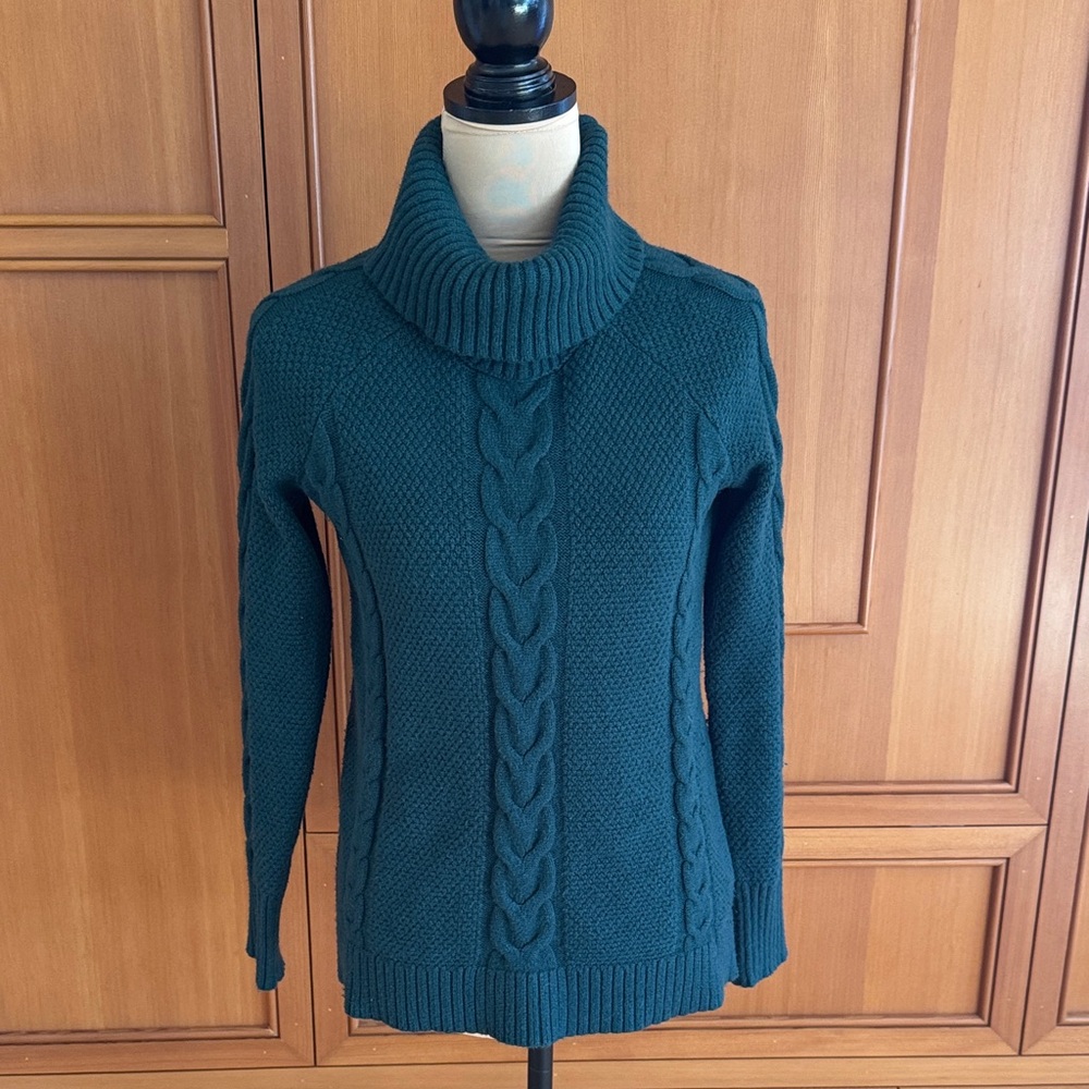 Boston Proper cowl neck sweater size XS.
Green.